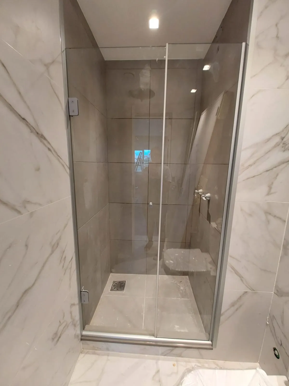 Box de vidro de abrir com dobradiças cromadas