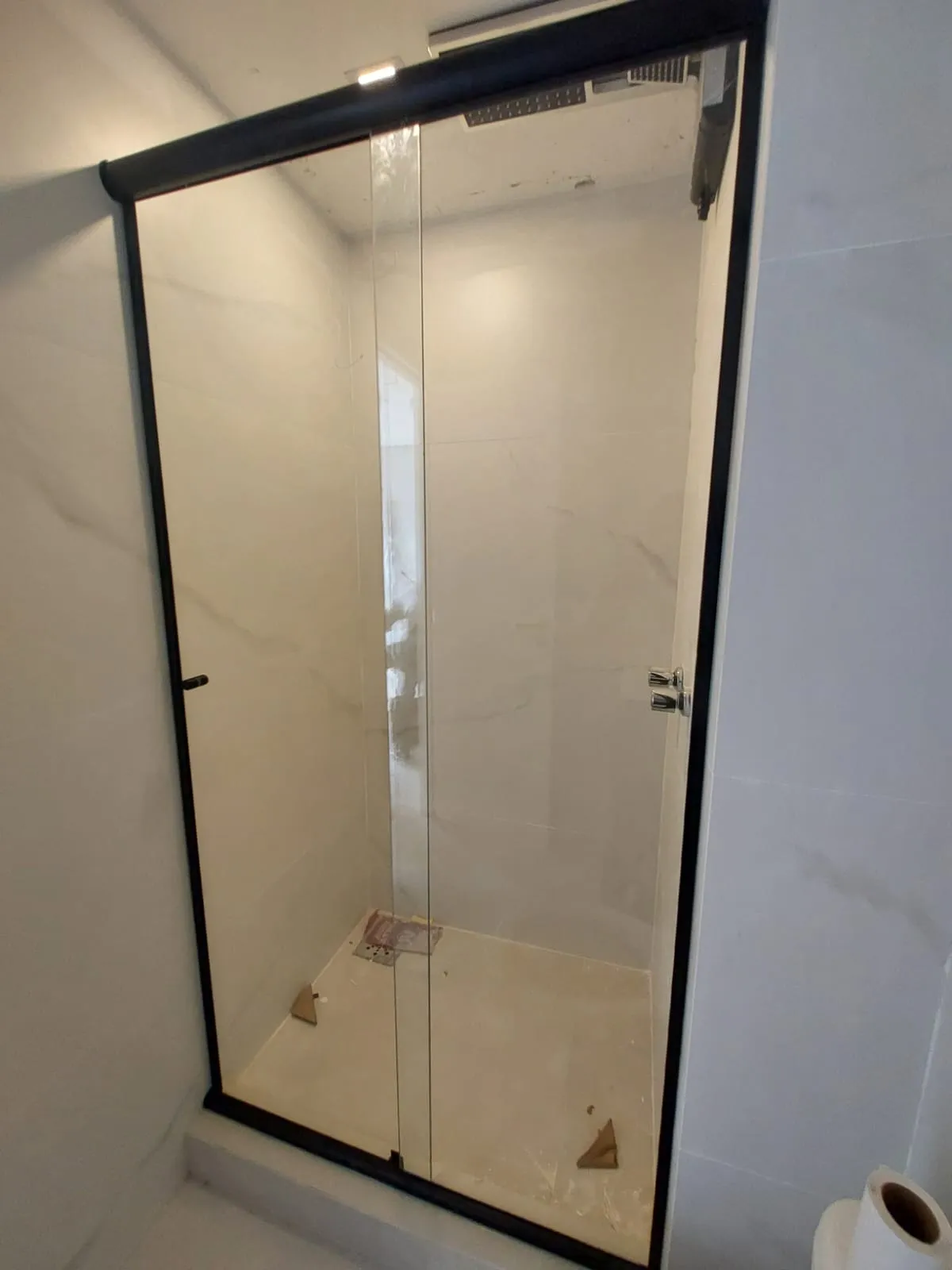 Box de vidro temperado 8mm com roldanas aparentes.